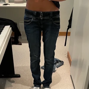 Pepe jeans mörkblå lågmidjat - Säljer ett par pepe jeans som köptes i januari i år. Orginalpris var ca 750kr så säljer därför för 350kr. Köparen står för frakt. De är i storlek 28/32 och är i lågmidjad och straight fit🫶 Perfekt till hösten!