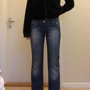 Lågmidjade jeans med supercoola detaljer💓 Jag är ca 167 och de går precis ner till mina fötter. Innerbensmått: 75cm Midjemått: 80cm