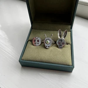 Ringar från Maria Nilsdotter ❤️ - Säljer dessa super coola ringar från Maria Nilsdotter i jätte fint skick! De är i storlekarna 16mm, 16mm, 17mm (från vänster till höger i bilden). Buda minst 100kr högre i kommentarerna, budgivning avslutas kl 21 ikväll.💓 (Det tillkommer en fraktkostnad på 66kr)