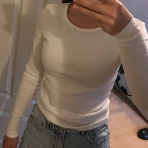 Långärmad ribbad tröja  - Vit långärmad ribbad tröja säljs pga att den inte används och jag tycker den är lite stor på mig. Aldrig använd så alltså nyskick. Använd inte köp nu utan kontakta mig för swish nummer💕