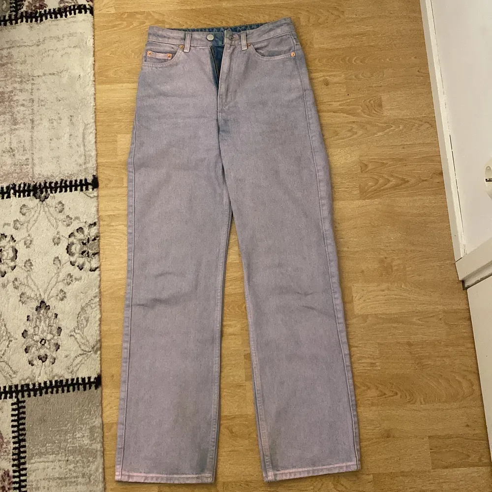 Super fina lila high/mid waist jeans ifrån weekday i mycket bra skick . Jeans & Byxor.