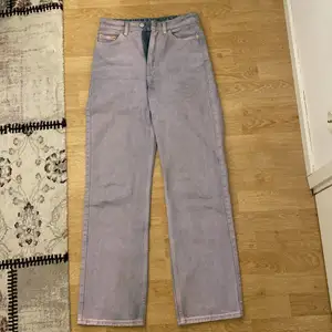Super fina lila high/mid waist jeans ifrån weekday i mycket bra skick 