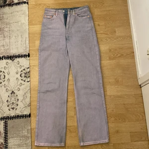 Jeans från weekday  - Super fina lila high/mid waist jeans ifrån weekday i mycket bra skick 
