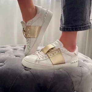 Valentino skor  - Fina men använda valentino skor i guld, boxen kommer med❤️lånade bilder 