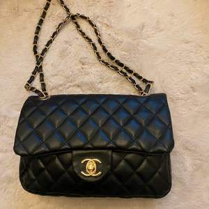 Chanel inspirerad väska med guld detaljer. Den är oanvänd och helt ny! 