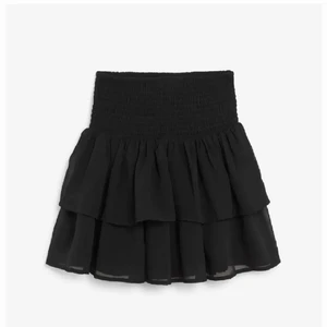 Kjol - Jätte fin volang kjol från kapphal, endast använd 1 gång. Stl 170 men är nästan lite stor på mig som är en xs