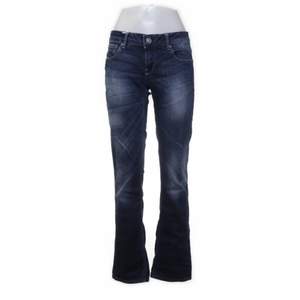 Säljer ett par G Star jeans i strl M, köpta på sellpy. Jag är 1.69 och längden är perfekt men för stora. Lågmidjade