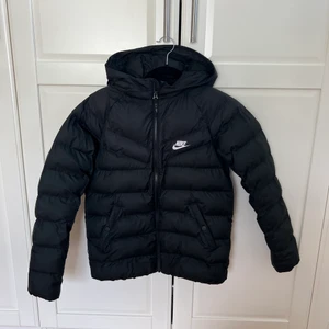 Nike dunjacka  - Fin jacka, funkar både på hösten och vintern! Passar xs/s/m. Jackan är i nyskick. Kontakta mig innan du trycker på köp. Pris går att diskutera💗