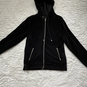 Limitato Terry O’Neil Hoodie - Svart Limitato Hoodie i velor storlek M. Köpt för cirka 1,5 år sedan för 3500kr. Använd ett fåtal gånger i väldigt bra skick.