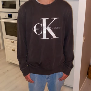 Calvin Klein Jeans tröja  - Säljer min bruna tröja från Calvin Klein Jeans, Strl XL men passar även de som har M och L. Kontakta mig vid frågor osv.