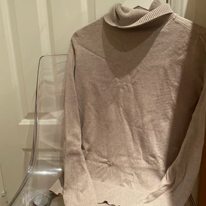 Banana republic tröja - Polo tröja ifrån banana republic🤍 den är lite smånopprig som det fort blir men fortfarande jättefin! Är i medium men passar xs-m