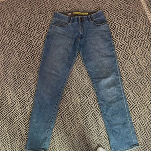 30/31 - Lee byxor knappt använda kan frakata kostar 29kr. Kan mötas i Malmö  Passar även mig som har 32 i w 