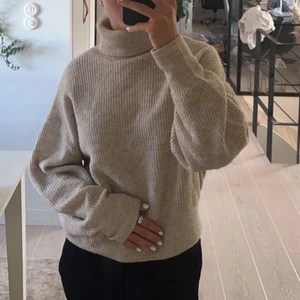 Beige/grå stickad tröja - Beige/grå stickad tröja. Använd någon enstaka gång.