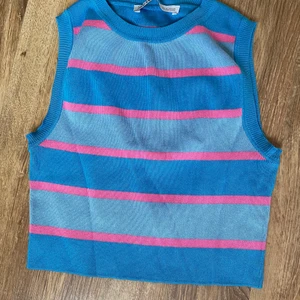 Zara linne - Linne från zara som knappast är använt. Är i storlek M men skulle mer säga att det är en S. Säljer för 30kr men köparen får själv stå för frakten.🥰 Tar endast Swish!💞