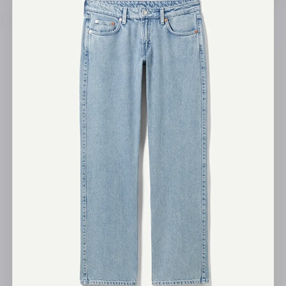 Säljer mina skitsnygga Weekday Arrow jeans i färgen summer blue 💞💞 Jag har sprättat upp jeansen längst ner för att få de lite längre 🫶🏽 Kontakta mig för fler bilder 🥰. Jeans & Byxor.