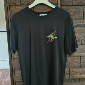 Oversized t-shirt - Oversized t-shirt i en mörkgrå/mörkbrun färg.