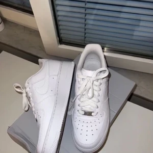 Airforce 1 white - Köpta den här veckan men säljs pågrund av att dom är för små för mig vilket betyder att dom är i nyskick. Har andvänts 1 gång, nypris 1200kr