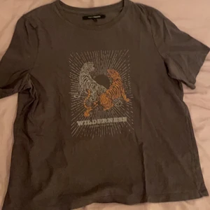 Lindex t-shirt strl L/M - Fin välbevarad t-shirt med tryck från Lindex. Står att det är en L men skulle säga att den är mellan L & M. Tyvärr lite liten på mig. Köpt för 199kr Pris kan diskuteras 😇