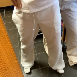 Linnebyxor - Ett par fina linnebyxor som jag gjort själv, ganska genomskinliga och stora i midijan men det är bara att knyta så att dom passar💗