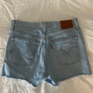 Levis shorts - Säljer dessa underbara Levisshorts i den finaste blå färgen!! Nypris är runt 1000kr❤️‍🔥