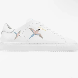 Axel arigato skor - INTRESSEKOLL. Köpta i sommras och är osäker om det är min stil.❤️De är i bra skick