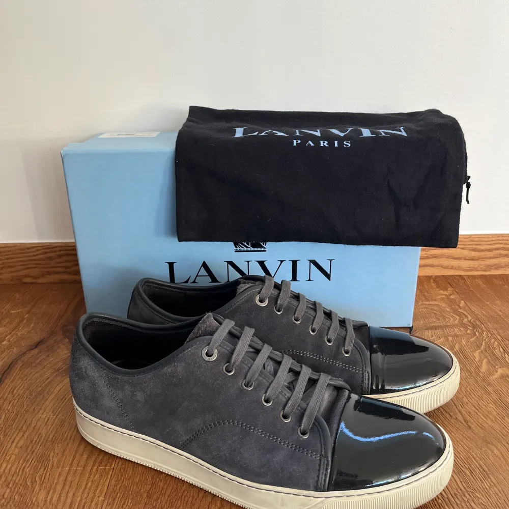 Feta gråa lanvin skor i den klassiska captoe modellen. Storlek 10 i lanvin men skulle säga att dom sitter som 45. . Skor.