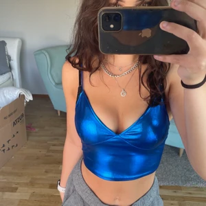 Topp  - Fin topp i metallic-blå, perfekt till fest eller liknande! Aldrig använd. 