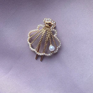 Liten hårklämma❤️ - Jätte söt hårklämma, klämmer fast håret bra, bra skick ❤️