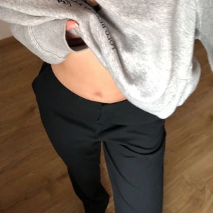 Mid Waist kostym byxor  - Säljer mina kostym byxor som är mid waist då de inte kommer till användning. Har använt få gånger. As snygga och bra material, de kommer ifrån H&M 
