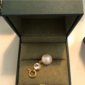 Maria Nilsdotter örhänge🥰 - Säljer nu detta sååå fina och unika Maria Nilsdotter örhänget som man kan lägga till en berlock på, det är superfint både med och utan en berlock till. (Bilderna är från förra ägaren) det är ganska gammalt och säljs inte längre men nypris va runt 2700 kr🥰