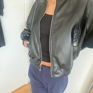 Svart Bomberjacka Xs - Jag säljer denna helt oanvända bomberjackan från zara i storlek Xs. 💜