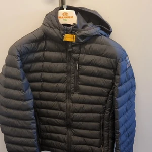 Äkta parajumper jacka  - Ett litet hål längst ned på armen som går lätt att sy .. 