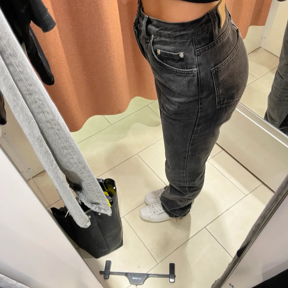 säljer mina a- dsgn jeans som sitter sjukt snyggt!! dom är långa i benen på mig som är 170cm, jag har klippt av dom en bit men är man kortare går dom att klippa av ännu mer💕💕. Jeans & Byxor.