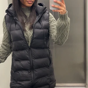 Zara väst  - Hej! Jag säljer min väst från Zara eftersom den ej kommer till användning längre. Har inte använt så mycket så den är nästan som  ny.  På sista bilden kan man se att en liten del har gått bort eftersom jag nyligen tvätta den.💕