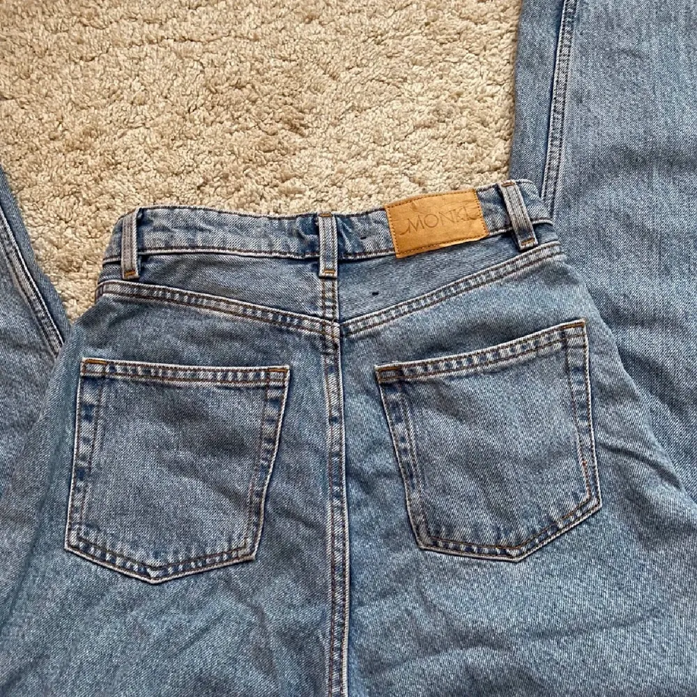 Mom jeans från monki i storleken 24, Skriv för fler bilder💕. Jeans & Byxor.