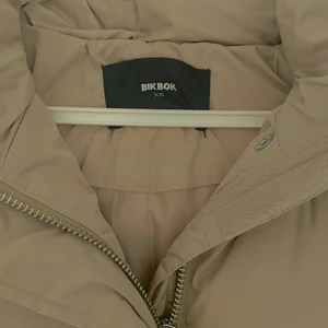 Jacka strl xs - En skön oversized jacka från bikbok. Knappt använd och i bra skick strl XS i färg beige. Frakt 59kr ☺️