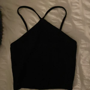 toppar ifrån zara - säljer alla 3 toppar ifrån zara för 40kr+frakt!  1 vitt linne 2 toppar med kors fram, i vitt och svart💓 alla toppar är i strl S