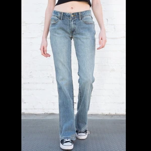Brandy Melville Eleanor Jeans - Ej använda, endast testade jeans från brandy Melville. Första bilden är lånad från hemsidan då man ser färger tydligt. Bra skick, köpta för 400 kr