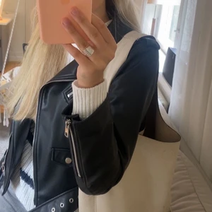 Zara skinnjacka  - En bra skick på skinnjackan och bara använd några gånger! Finns inga defekter eller håll på jackan. Den är i storlek Xs med passar s också. Köpt för 500 tror jag!  Bara skriv vid frågor🫶