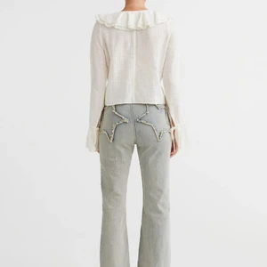 Jeans med stjärnor  - Säljer dessa superfina jeans med stjärnor där bak från hm, de har prislappen kvar. Dom är midwaist och bootcut.  De är helt slutsålda i alla storlekar och kommer troligen inte tillbaka. Kan fortfarande lämna tillbaka jeansen med gör ett försök här. ❤️❤️❤️❤️❤️❤️