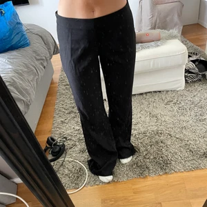 Lågmidjade kostymbyxor  - Jätte sköna och användbara kostymbyxor med låg midja. Lite mer ”lösa” än vanliga kostymbyxor. Säljer då dom e lite stora för mig och för långa. Storlek 38. från NA-KD och slutsålda på hemsidan