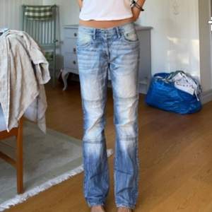 Snygga ljusblå jeans dessutom helt nya från sellpy, det har en supercoola tvätt och som sömmar, gillar de verkligen så inte helt säker på om jag vill sälja, men behöver pengarna. Mina mått: 178cm, midjemått:80cm Byxorna: 86cm midjemått direktpris:300kr