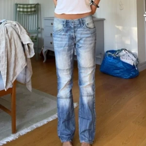 Lågmidjade jeans - Snygga ljusblå jeans dessutom helt nya från sellpy, det har en supercoola tvätt och som sömmar, gillar de verkligen så inte helt säker på om jag vill sälja, men behöver pengarna. Mina mått: 178cm, midjemått:80cm Byxorna: 86cm midjemått direktpris:300kr