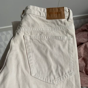 Beiga jeans från Weekday - Beiga raka high waist jeans från Weekday i storlek Waist 26 Längd 28 i fint skick!