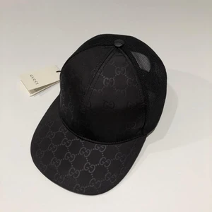 Gucci keps (svart) - Fin gucci keps använd några fåtal gånger. Den är väldigt fin och i bra skick. Köpt på Gucci och går inte att få tag på mer. Gucci påse till kepsen medföljer, priset är diskuterbart. skriv till mig privat för fler bilder osv!