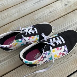 Vans old skool checkerboard rainbow - Säljer dessa unika Vans som inte längre finns att köpa. Inga synbara slitningar, endast lite smuts längst ner på den vita sulan, rena skösnören. Köptes på en secondhandbutik i nyskick och används ca. 3-4 gånger sedan dess. Önskas mer bilder så fixas det.