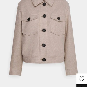 Vero Moda kappa - Säljer min snygga korta kappa från vero Moda, storlek M. Bra passform. Använd under en kort period och har inga skador eller liknande!