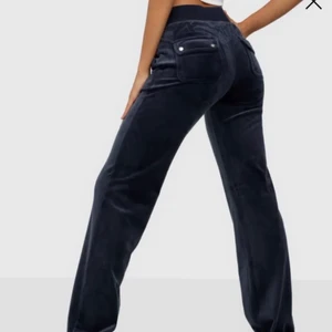 Juicy Byxor Night Sky - Säljer mina juicybyxor i färgen night sky då dem är för långa för mig. Förlorat ena metalldetaljen på snörerna. Skriv privat för fler bilder!💞