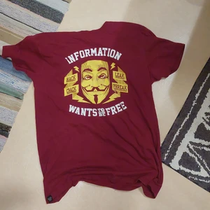 T shirt hacker - Nice t shirt med bra passform och har ett hacker tryck