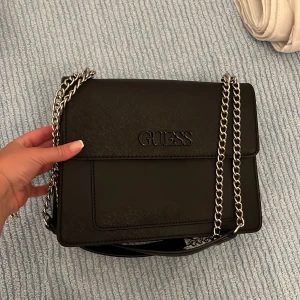 Guess väska - Guess väska äkta. Använd 2 gånger. Köpt för 1000 kr.